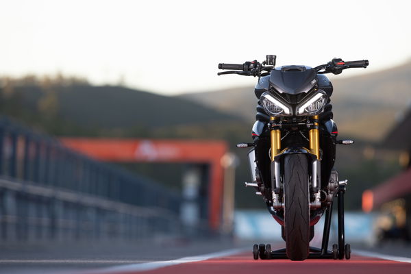 新しいTriumph Speed Triple 1200 Rs