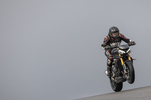 スピードトリプル1200 Rs-ライディングウィリー