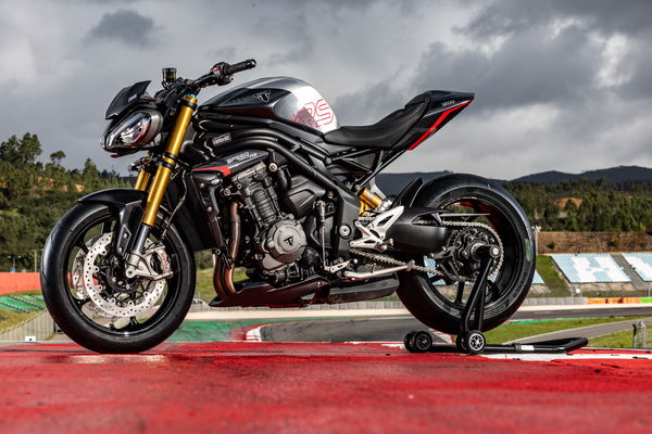 新しいTriumph Speed Triple 1200 Rs