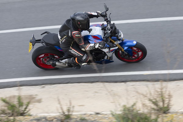 2025 F900 R-ライディング