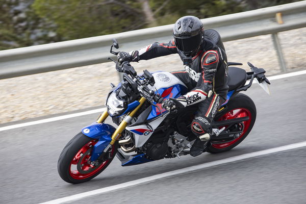 2025 F900 R-ライディング