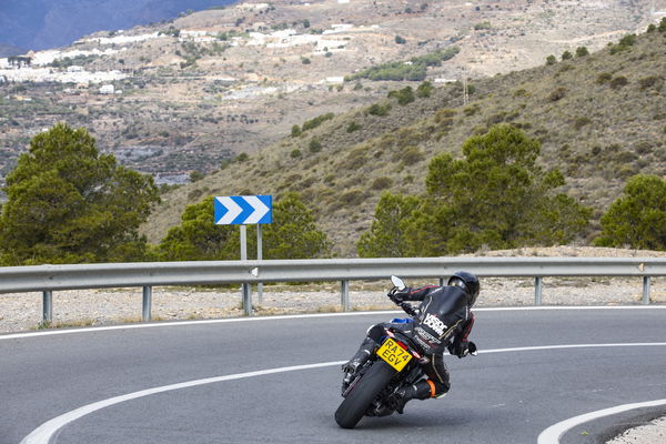 2025 F900 R-ライディング