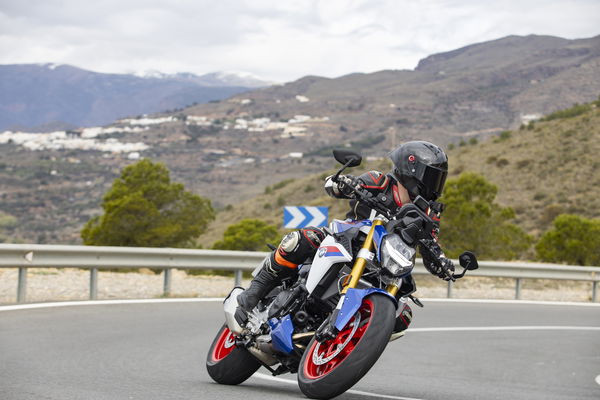 2025 F900 R-ライディング