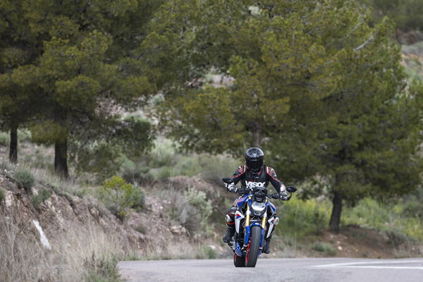 2025 F900 R-ライディング