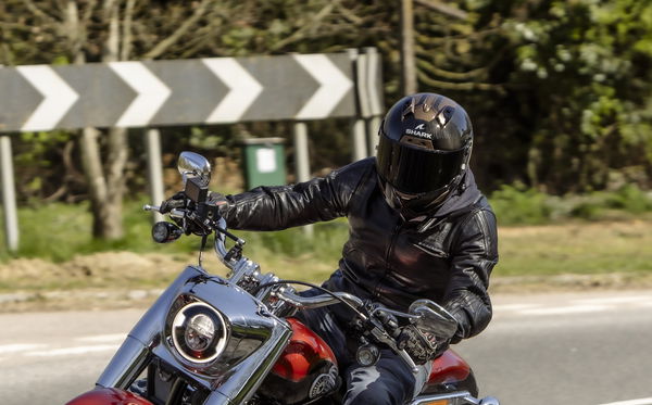 サメのエーロンオートバイヘルメット