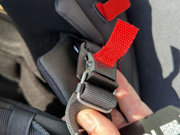 フィドロックシステムは、ヘルメットの大きな欠点の1つです。