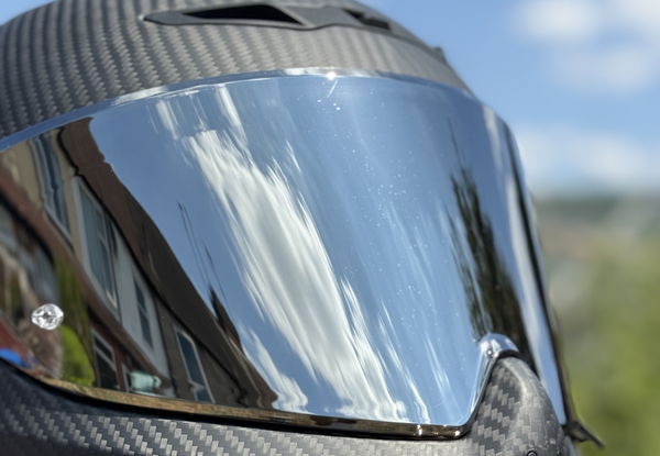 バイザーは明確で、ごくわずかな歪みに苦しんでいます