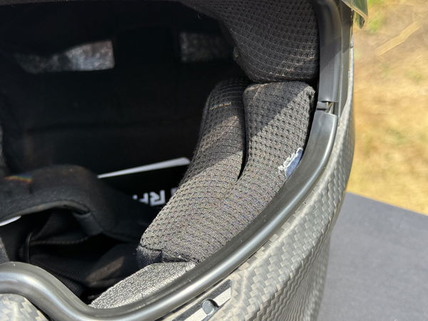 いくつかの接着剤残留物は私のヘルメットの頬のパッドに見えます