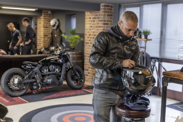 サメのエーロンオートバイヘルメット