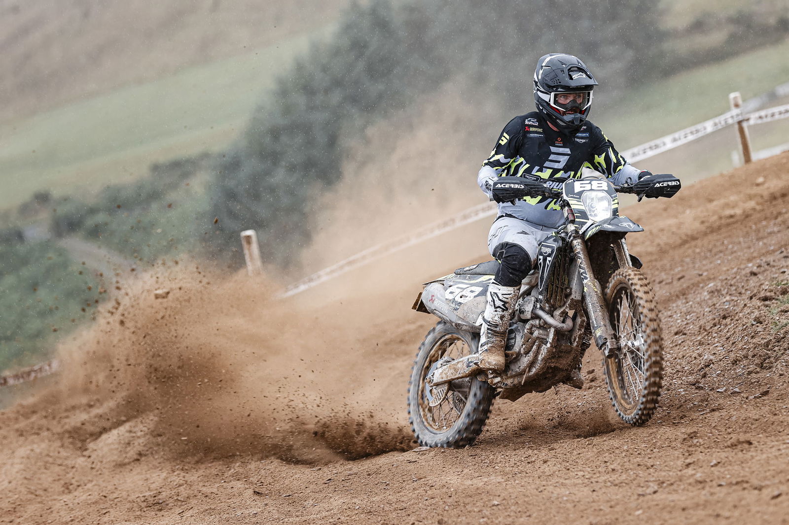 トライアンフ TF 250-E オフロードに乗るジェイミー・マッキャニー