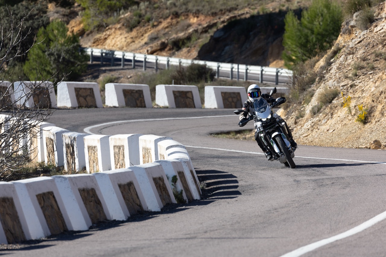 2026 Kawasaki KLE500 - ライディング