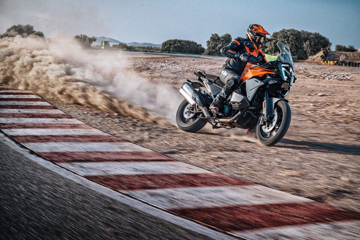 オフロードを走る KTM 1390 Super Adventure S Evo