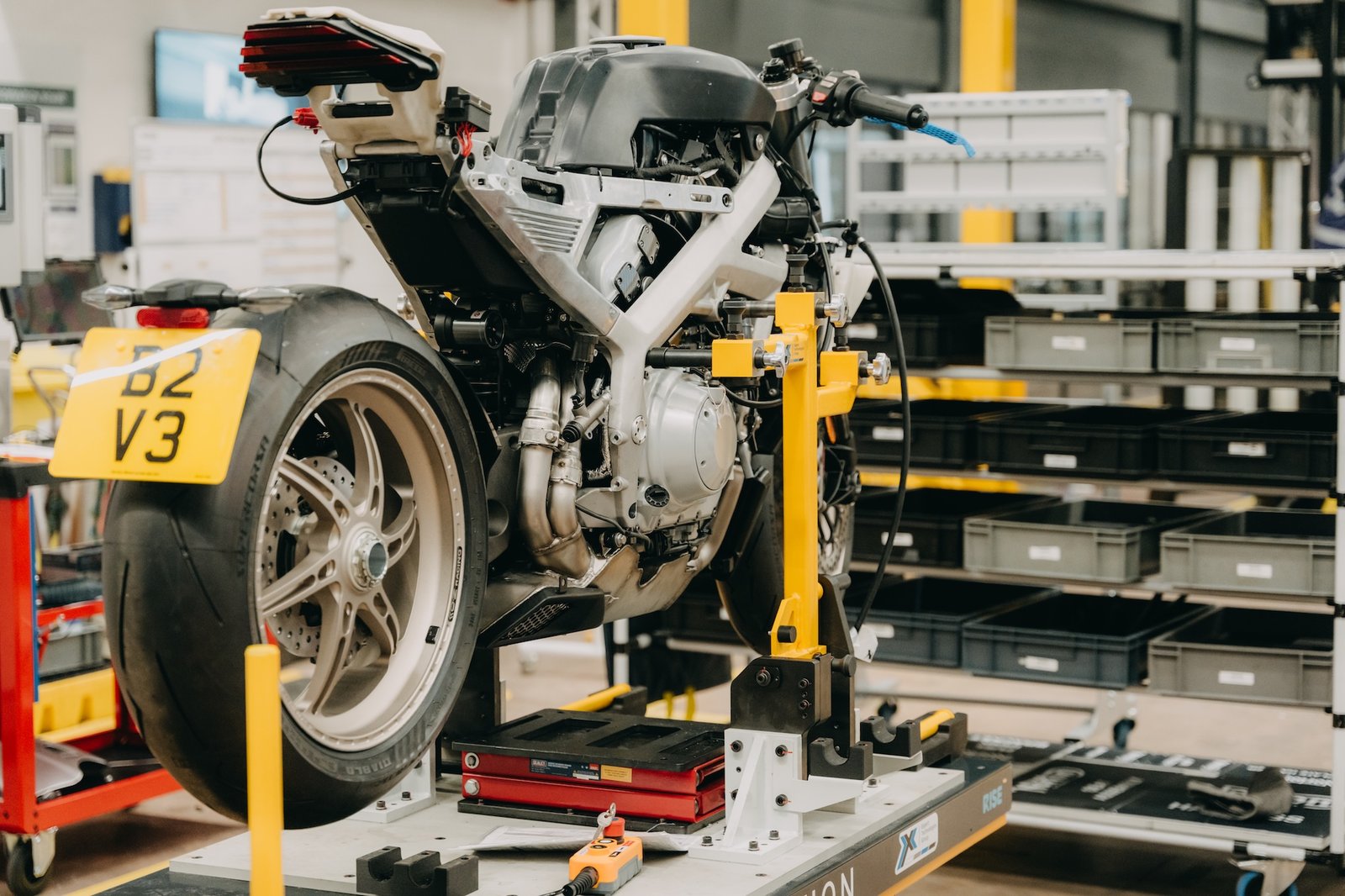 製造中のマンクス R プロトタイプバイクの 1 台