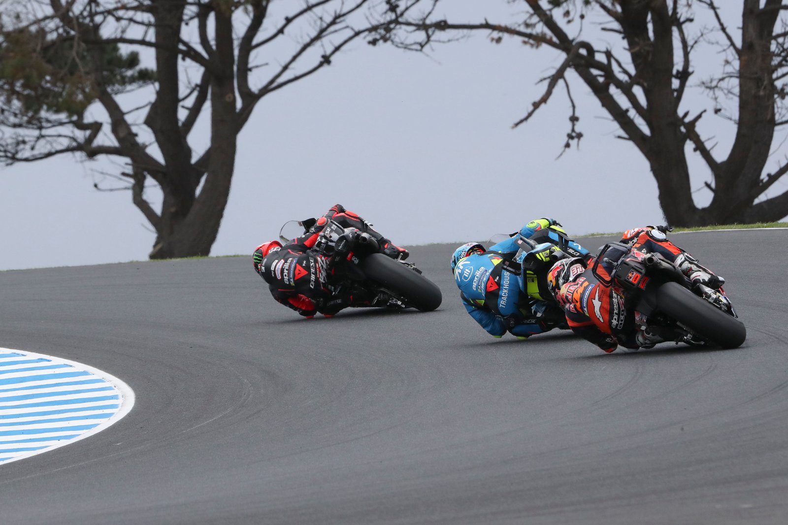 マルコ・ベッゼッキがラウル・フェルナンデス、ペドロ・アコスタをリード、2025年MotoGPオーストラリアGP。クレジット: ゴールドとグース。