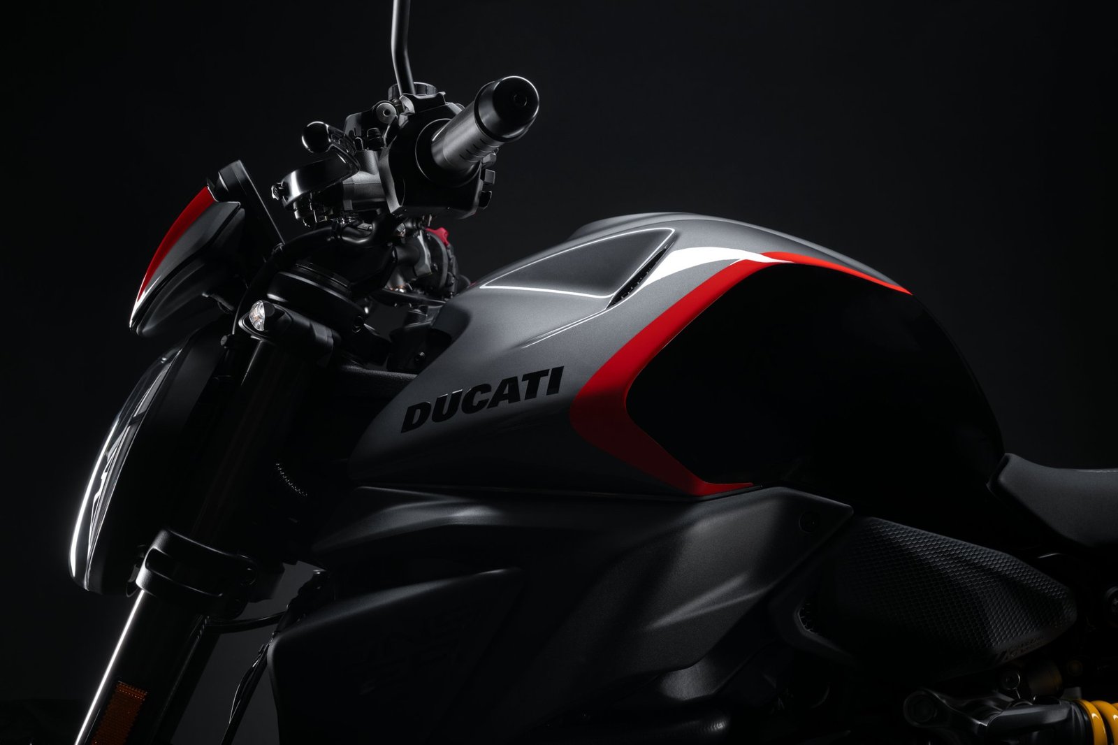 Ducati Monster の燃料タンクとハンドルバー