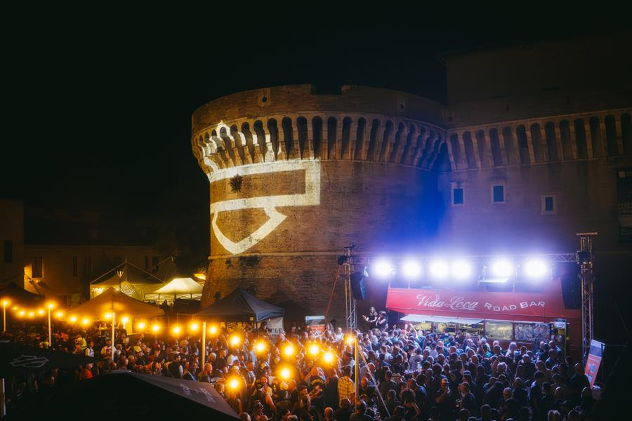 ハーレーダビッドソンのイベントに参加した一般の人々