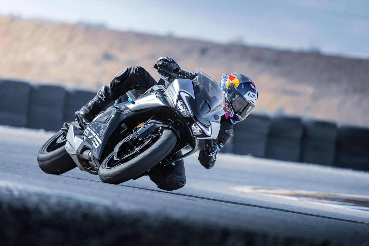 CFMoto 675SR-R - ライディング