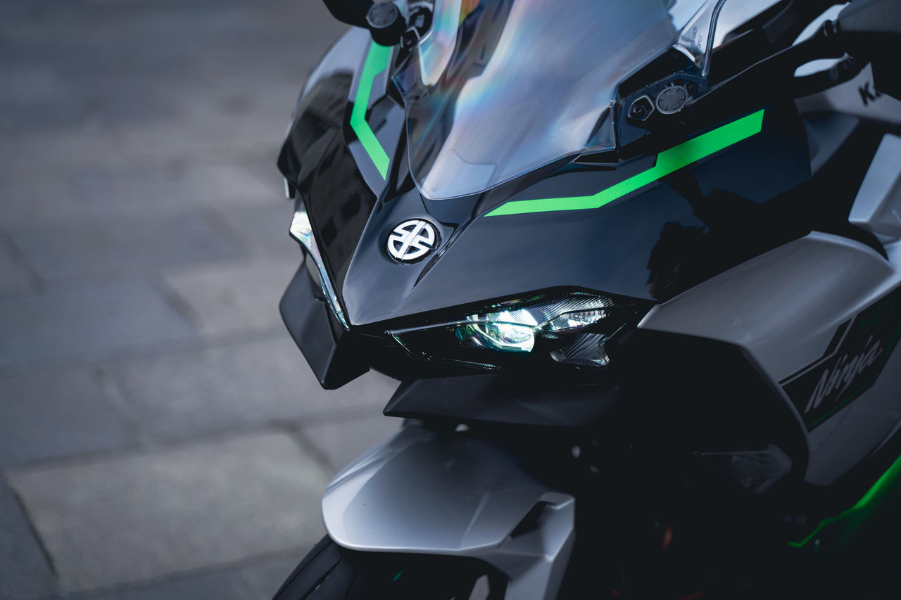 2024 Kawasaki Ninja 7 ハイブリッドの正面図