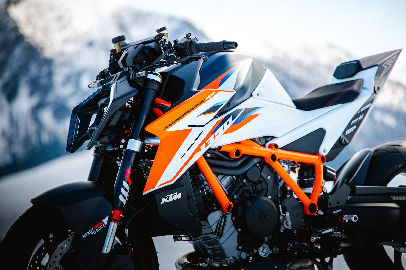 マルチカラー塗装を施した1390 Super Duke RR
