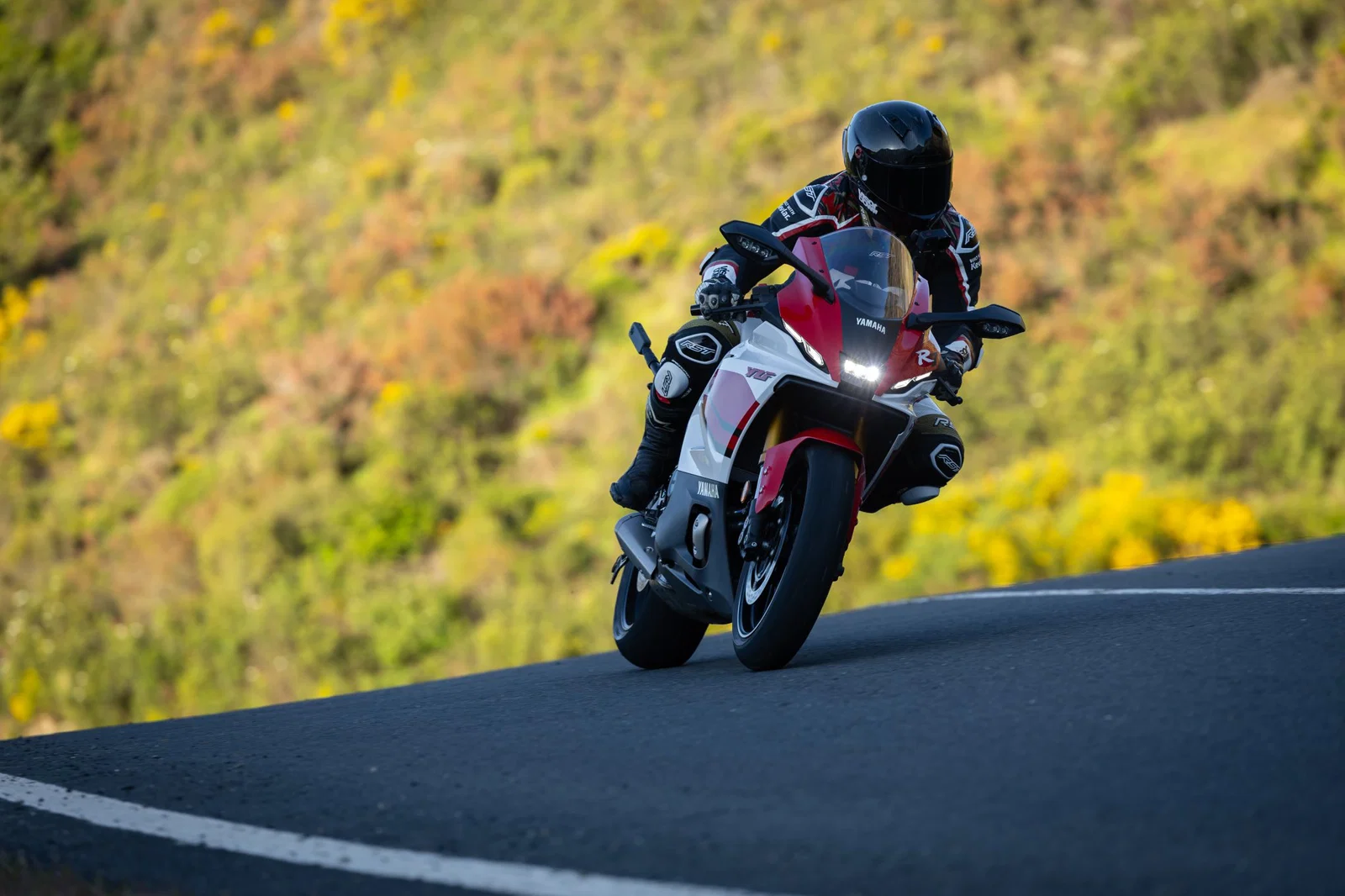 2026 ヤマハ R7 - ライディング