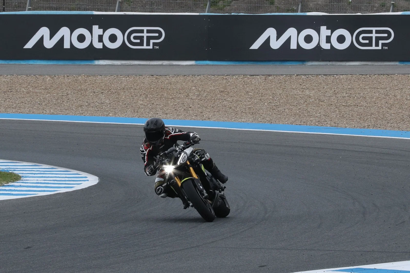 トライアンフ ストリート トリプル 765 Moto2 エディション - ライディング