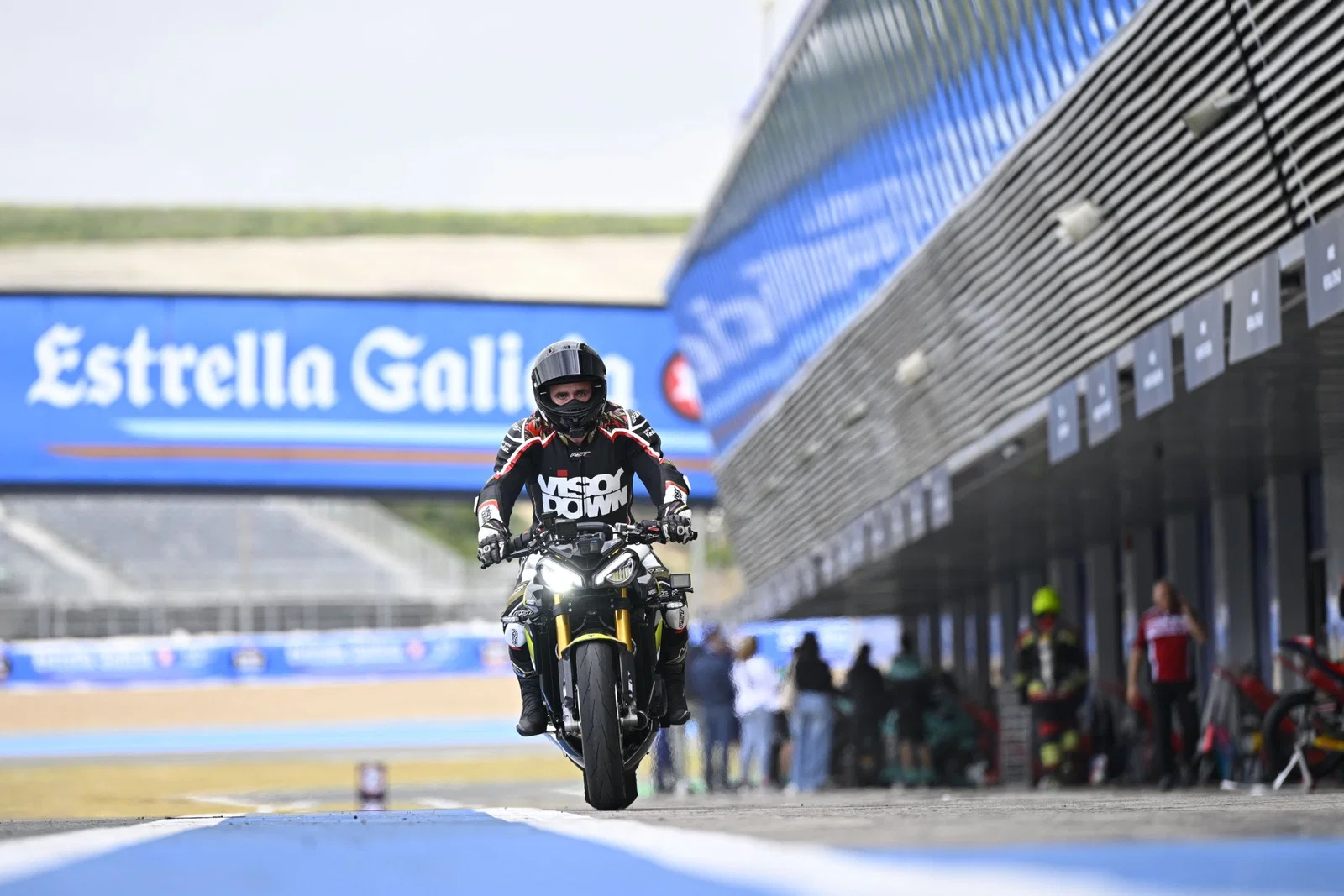 トライアンフ ストリート トリプル 765 Moto2 エディション - ライディング