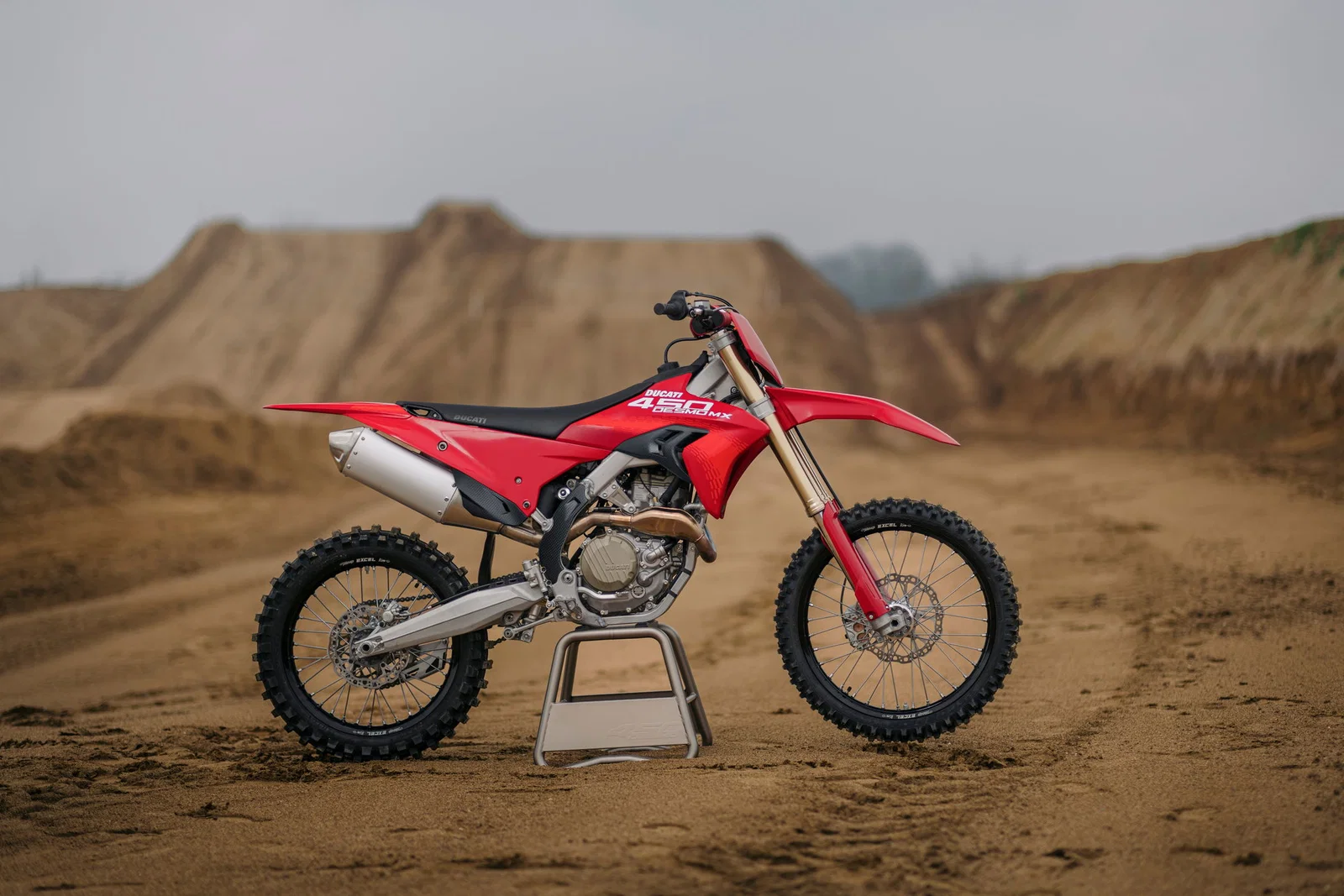 新しい Ducati Desmo450 MX の側面図