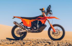 KTM、ダカール優勝を2台の450ラリーレプリカモデルで祝う