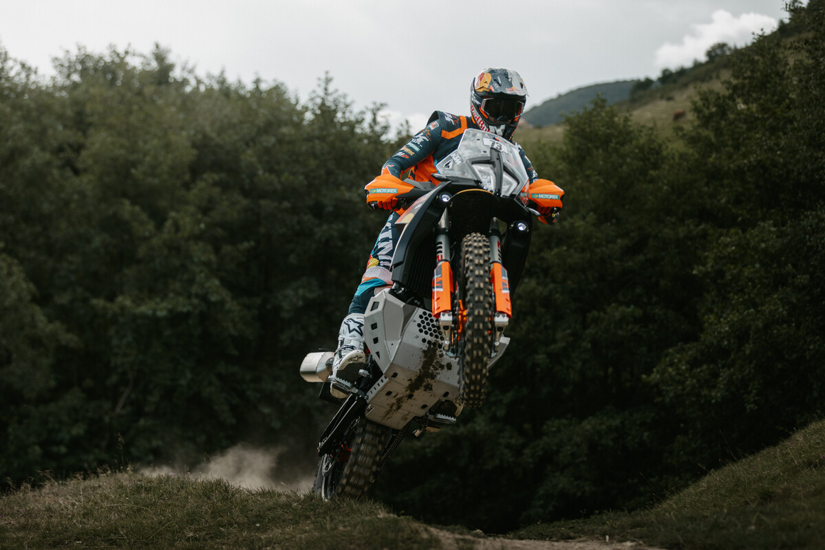 2026 KTM 890 Adventure R Rally の走行中