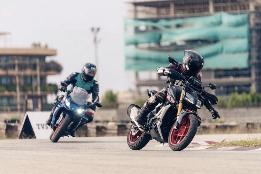 トラック上で TVS Apache RTR 310 に乗る Visordown 編集者の Toad Hancocks