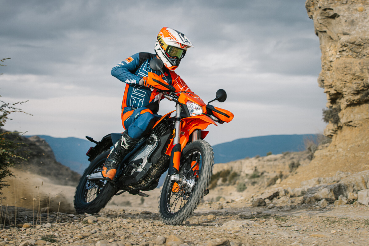 オフロードを走る KTM Freeride E
