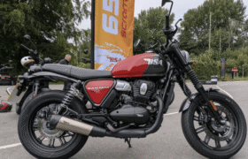 BSA バンタム 350 と BMW R1300 GS が 3 月の英国の主要カテゴリーでトップに