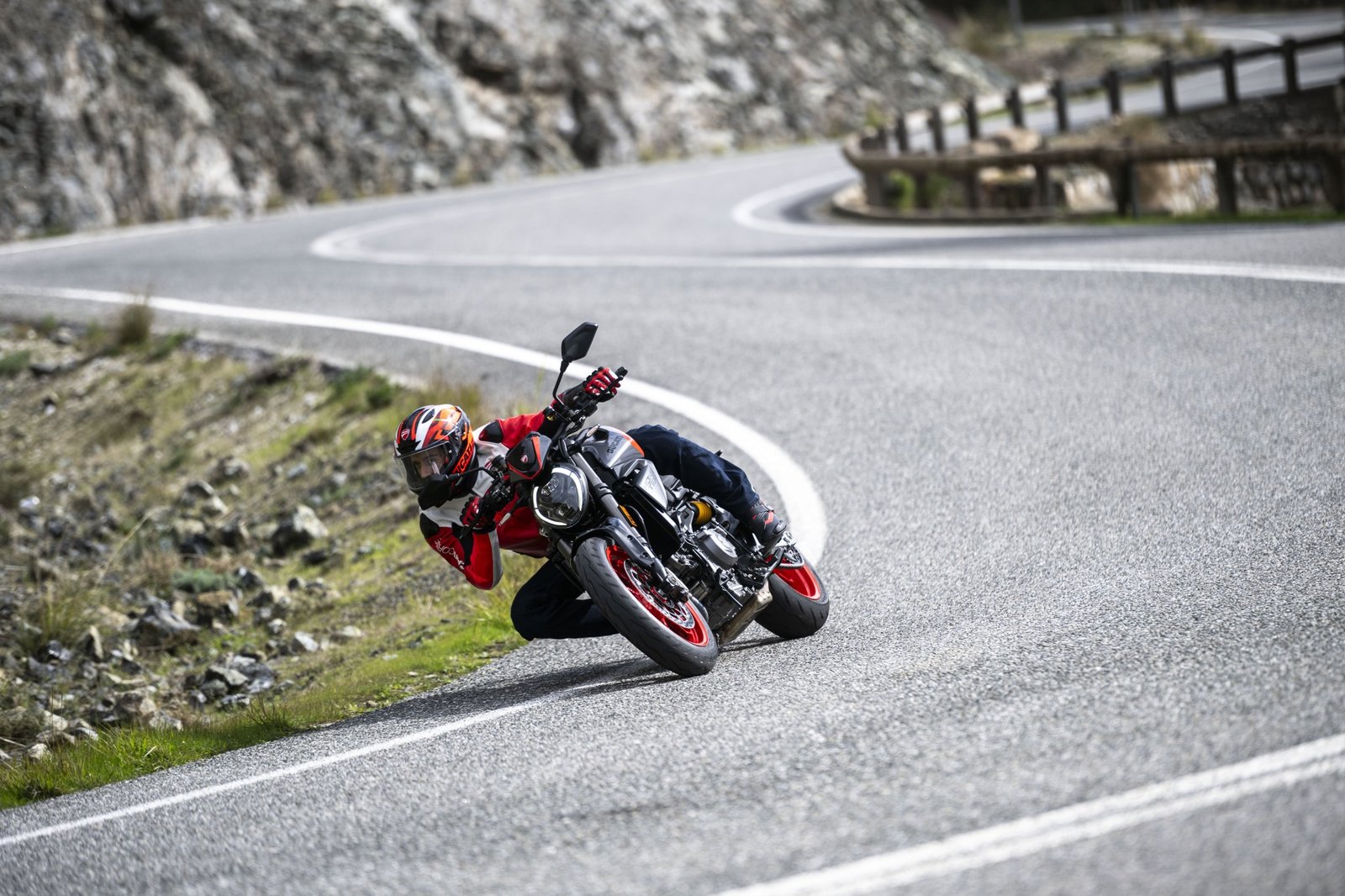 道路を走行する新しいドゥカティ モンスター 