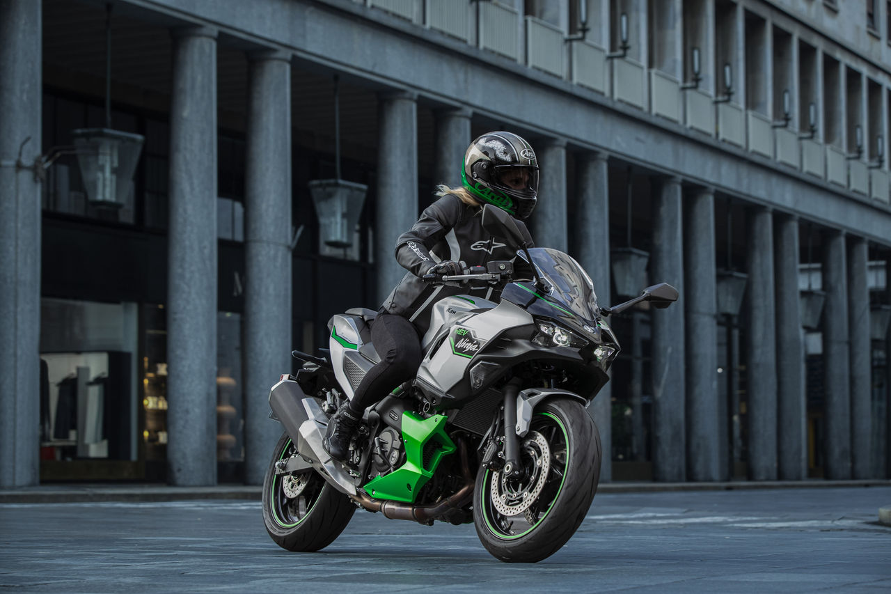 Kawasaki Ninja 7 ハイブリッドが走行中