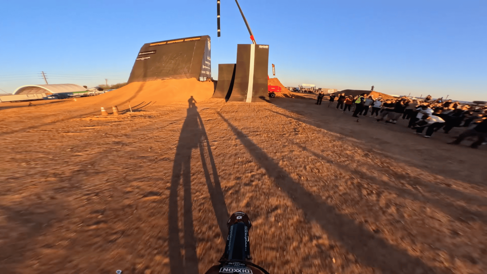 コルビー・ラハがダートバイクで 80 m を飛び越える様子をご覧ください
