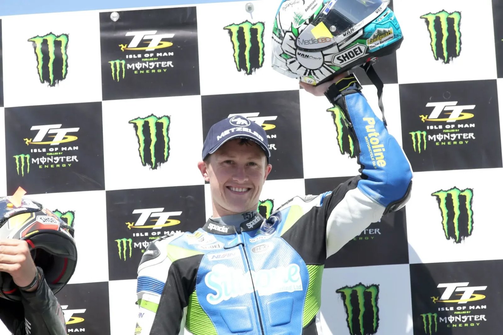 マン島TTレースで表彰台に上がるディーン・ハリソン