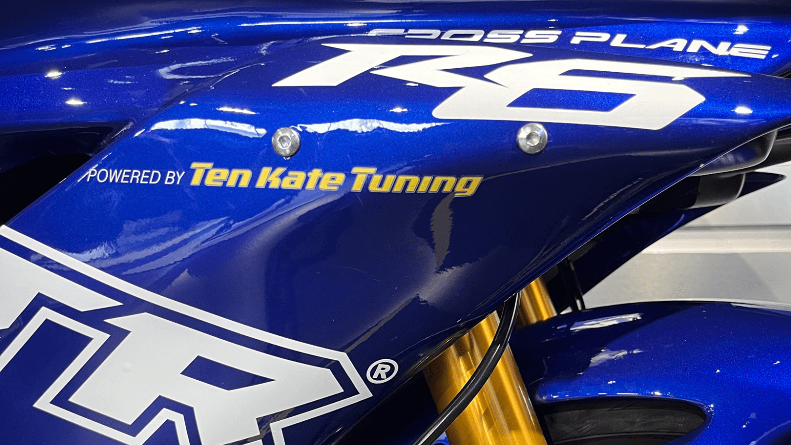 ボディワークにヤマハ R6 クロスプレーンのブランディング。写真提供者 - Ten Kate