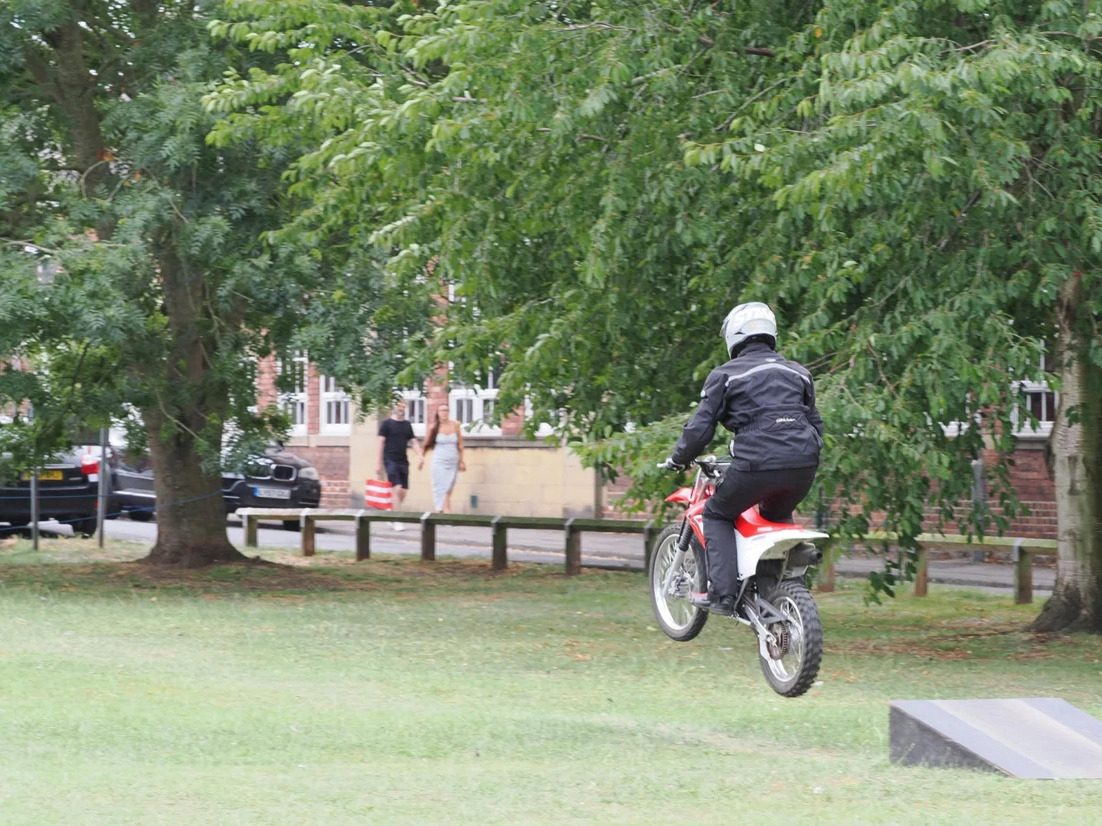 RAMPのスロープから飛び降りるバイク。