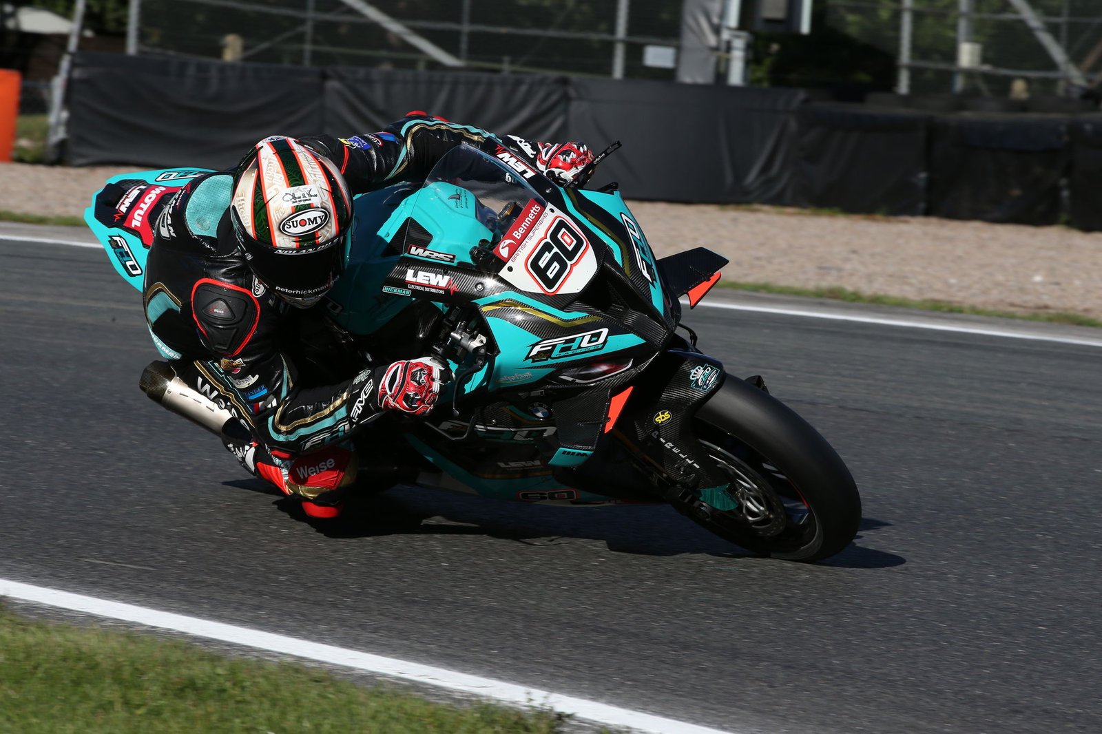 BSB で BMW M1000 RR バイクをレースするピーター・ヒックマン