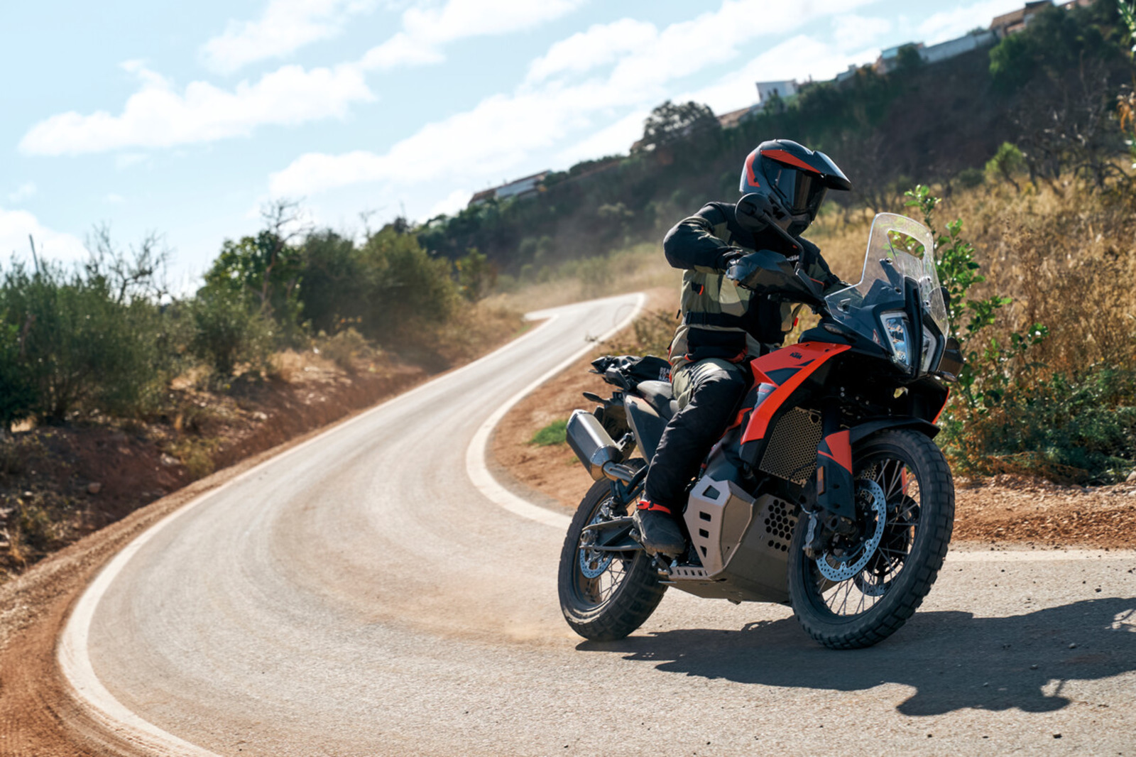 道路を走る KTM 790 アドベンチャー バイク