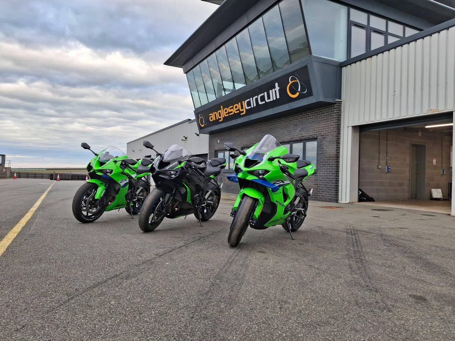 アングルシー島モトフェストでのジェームス・ウィサム・トラックスクール