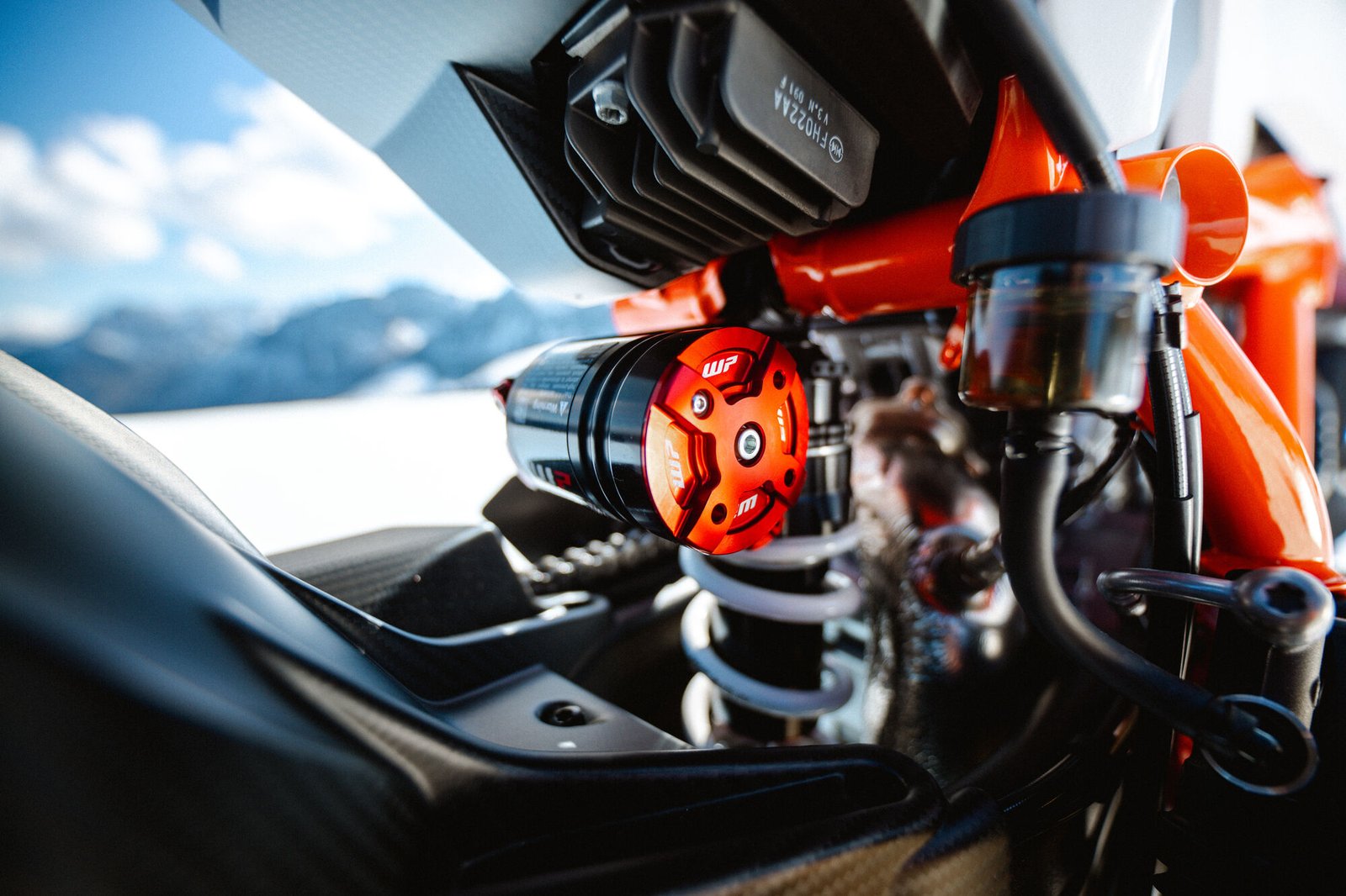 新型 1390 Super Duke RR の WP サスペンション