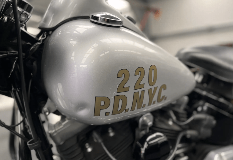 バイクのカスタムタンク。写真提供者 - 象徴的な競売人