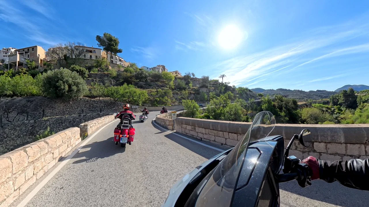 道路を走るインドのバイクのグループ。