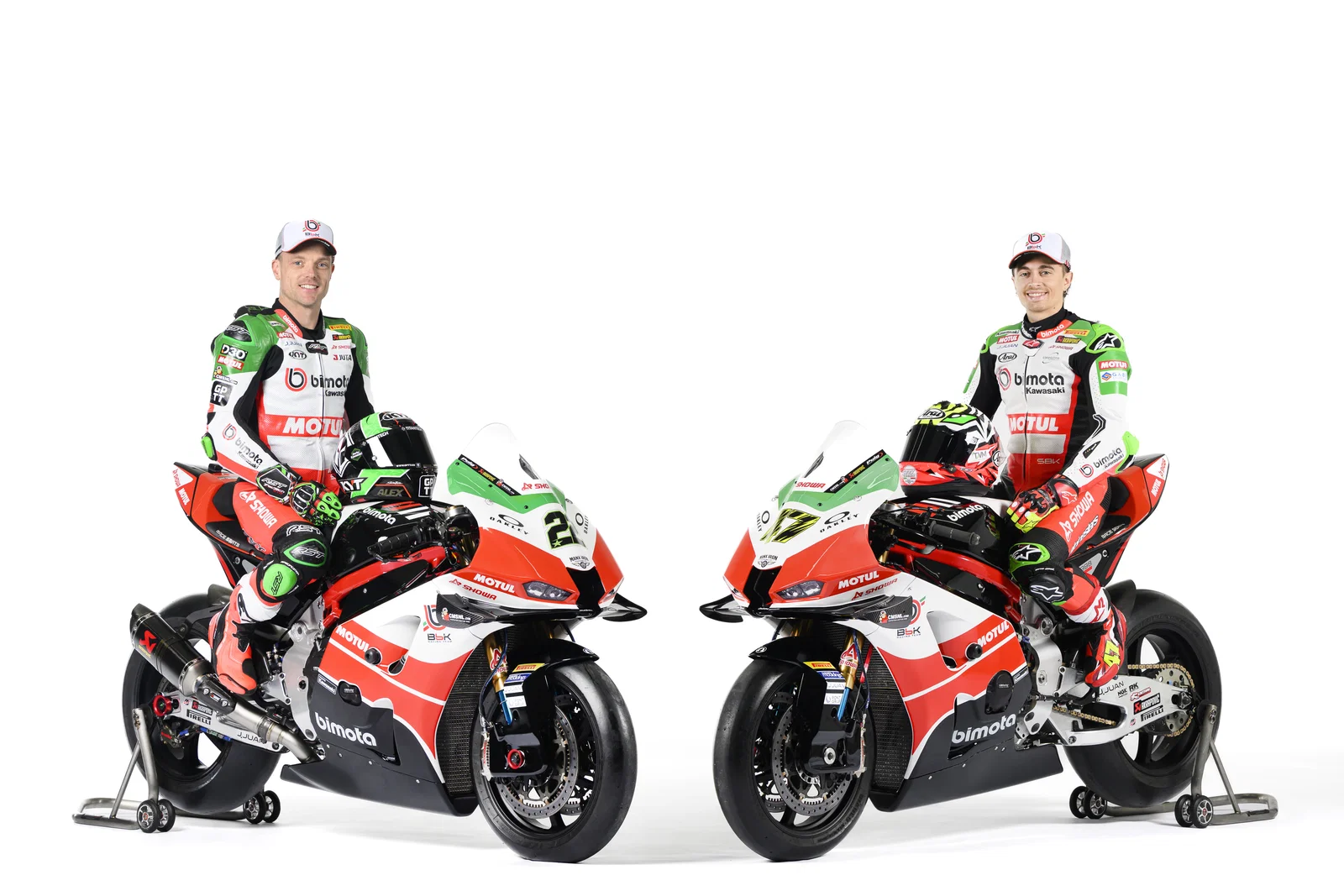 2026 Bimota KB998 WorldSBK バイクに乗るアレックス・ロウズとアクセル・バッサーニ。クレジット: Bimota by Kawasaki Racing Team