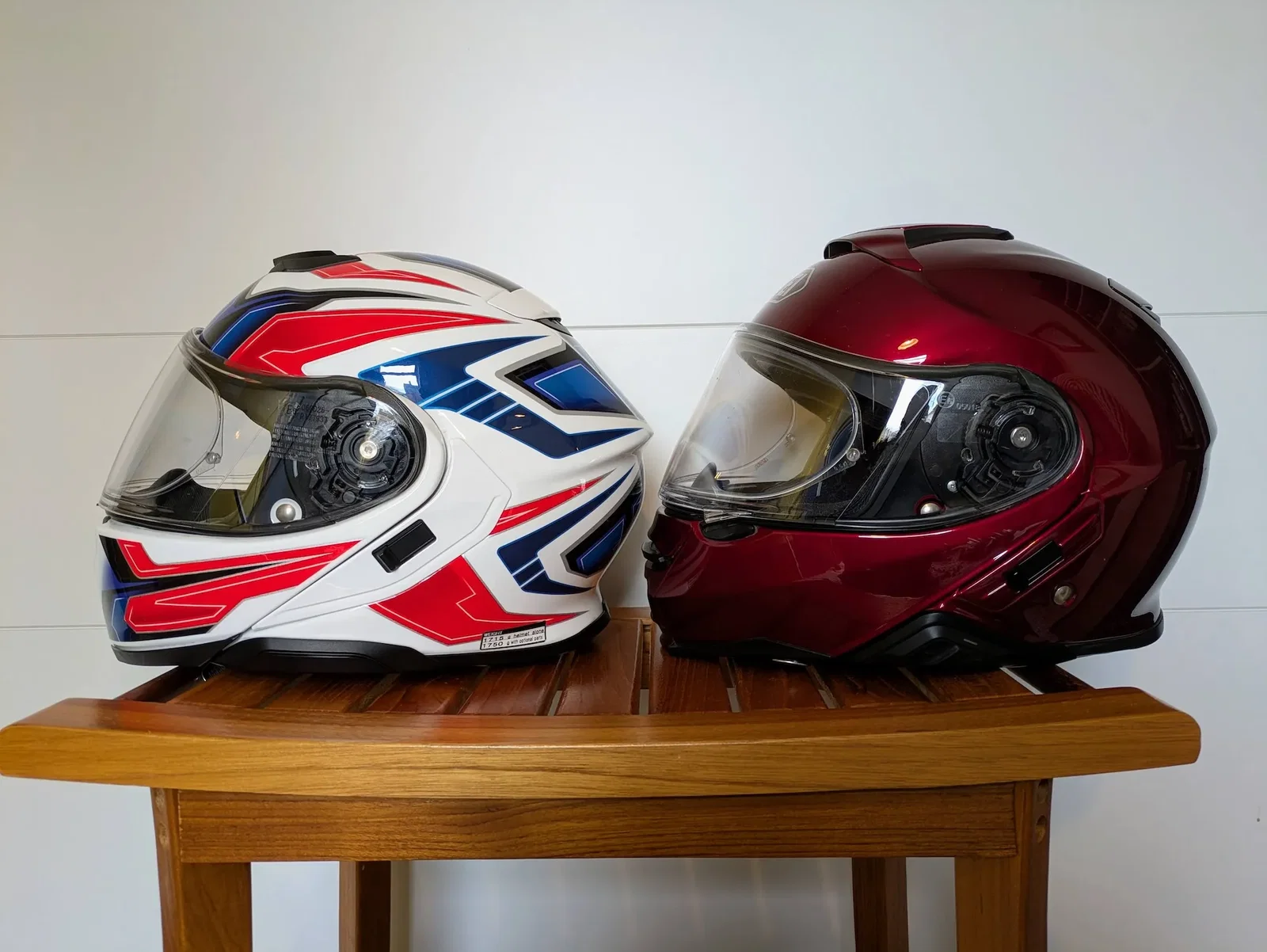 Shoei Neotec 3 (左) と Neotec 2 (右)