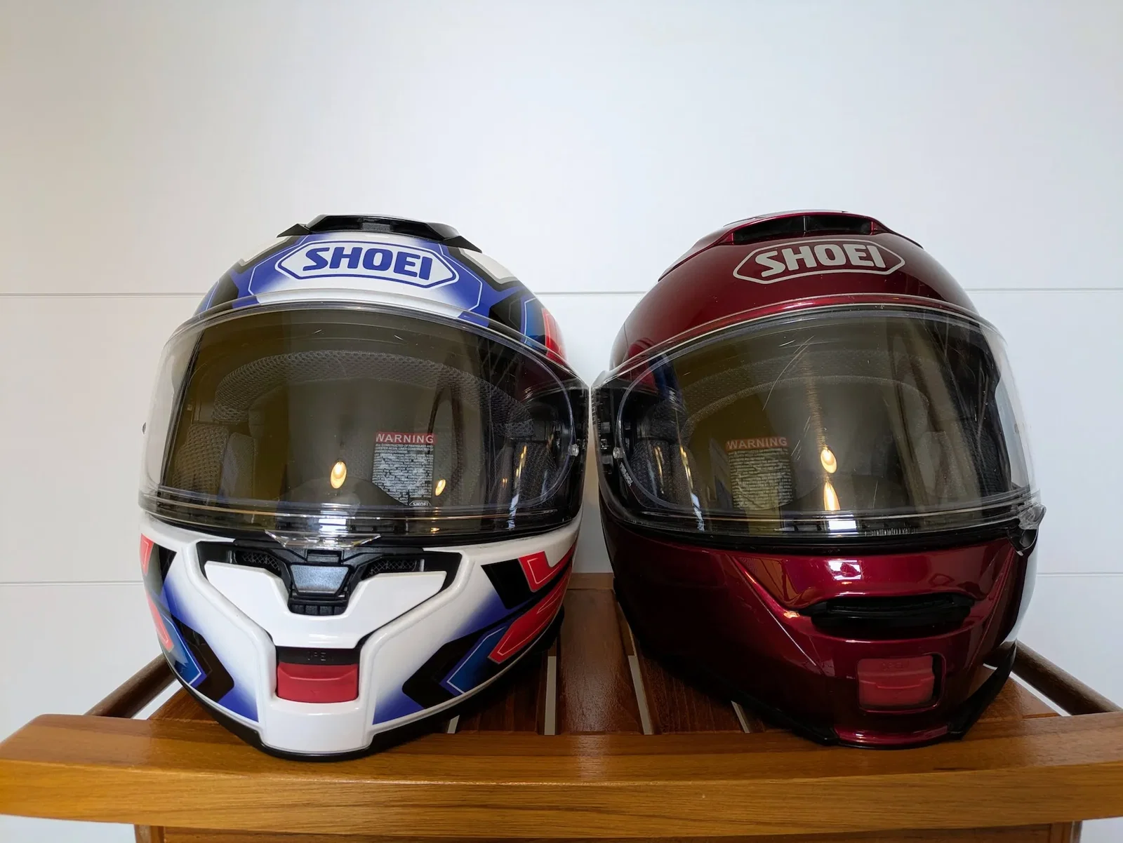 Shoei Neotec 3 (左) と Neotec 2 (右)