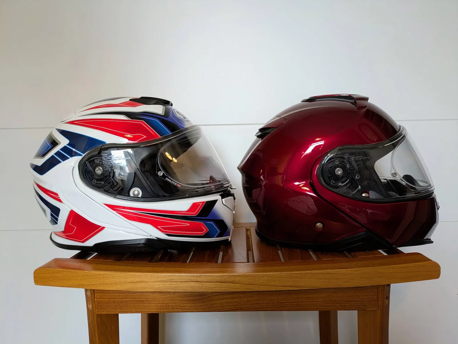 Shoei Neotec 3 (左) と Neotec 2 (右)