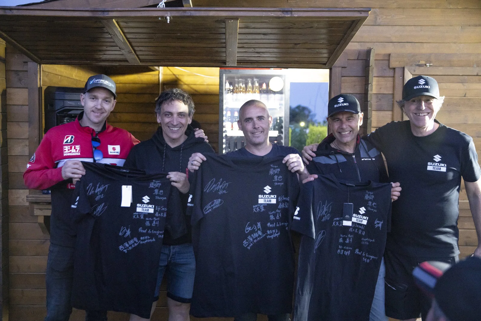 スズキ 6 時間レース優勝者 - 左から右：ペール・ローレンス、トード・ハンコック、トーマス・シニャック