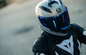 AGV は、最も象徴的なヘルメットのラインナップの 1 つを新しい K7 ヘルメットで拡張します